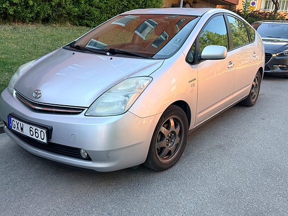 Toyota Prius 2 of 5