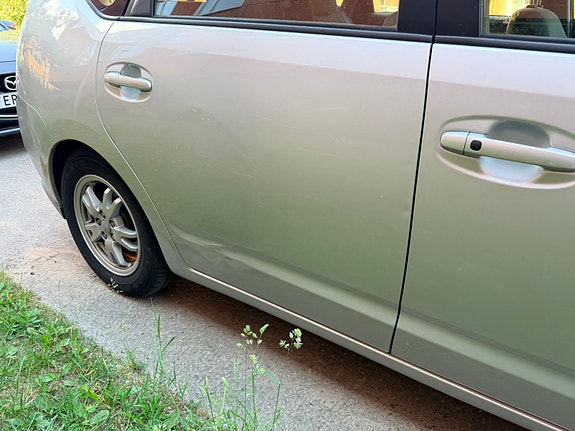 Toyota Prius 3 of 5