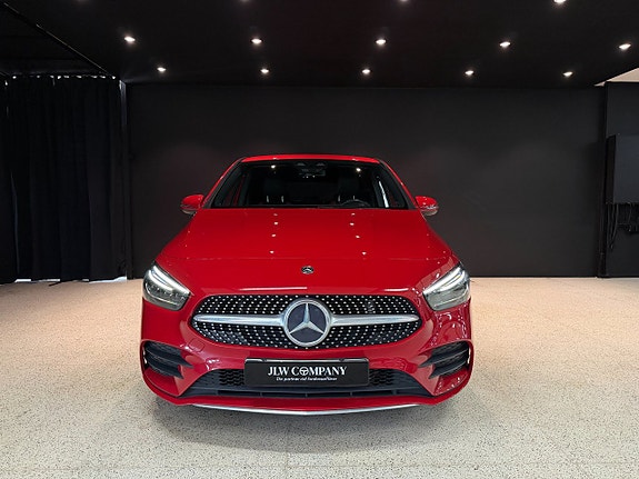 Mercedes-Benz B200 2 of 5