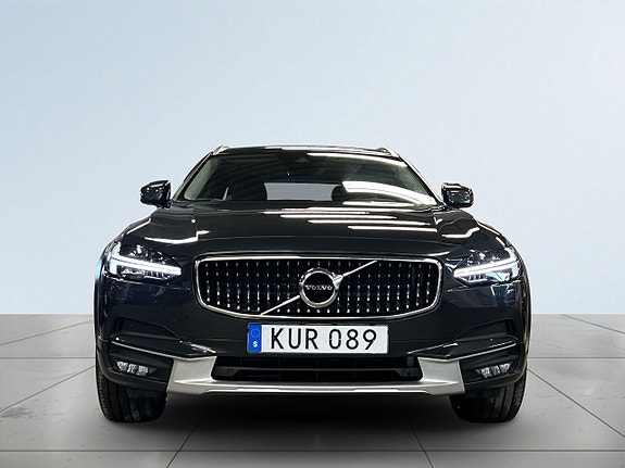 Volvo V90 Cross Country 2 of 5