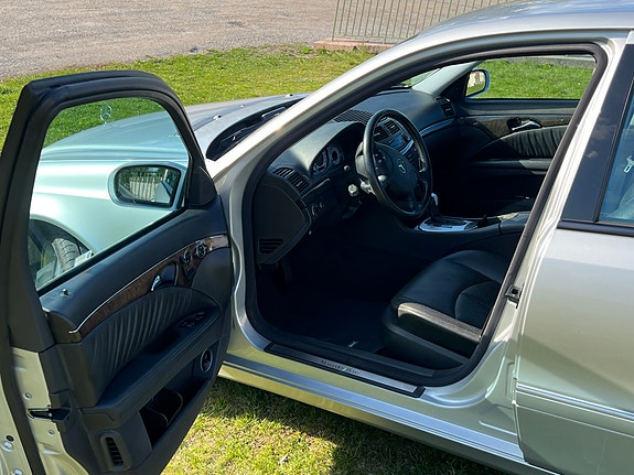 Mercedes-Benz E500 2 of 5
