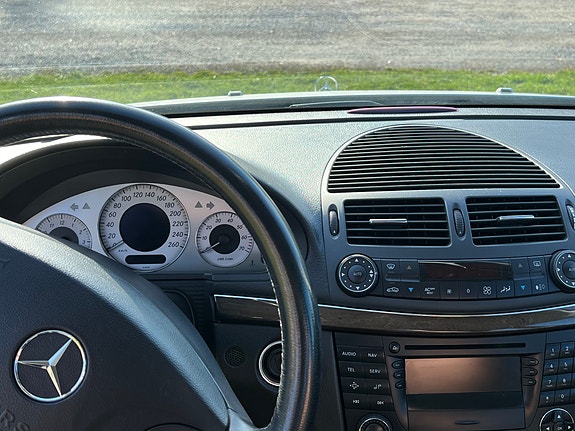 Mercedes-Benz E500 4 of 5