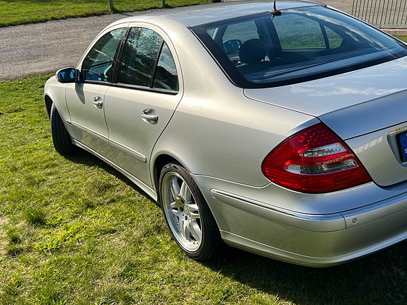 Mercedes-Benz E500 3 of 5