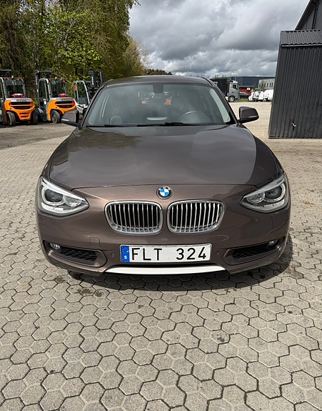BMW 118d 2 of 5