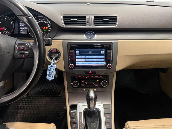 Volkswagen Passat 16 of 23
