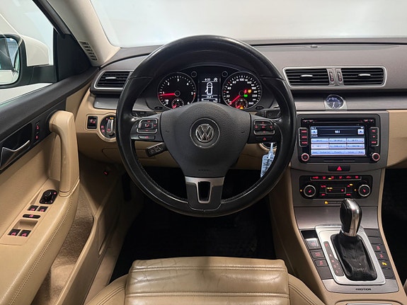 Volkswagen Passat 13 of 23