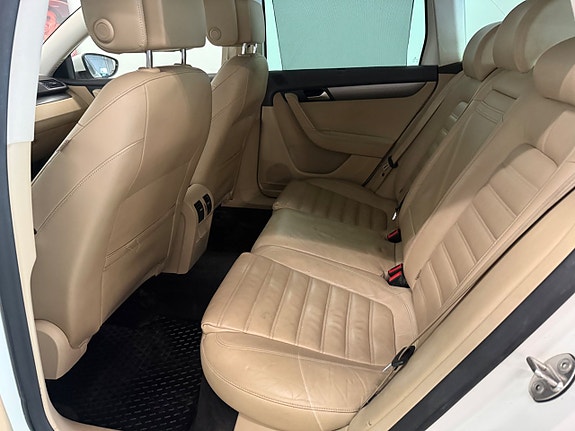Volkswagen Passat 19 of 23
