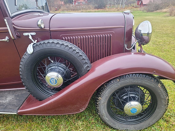 Ford Sedan V8 2 of 5