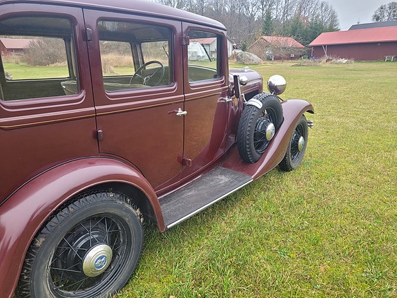 Ford Sedan V8 4 of 5