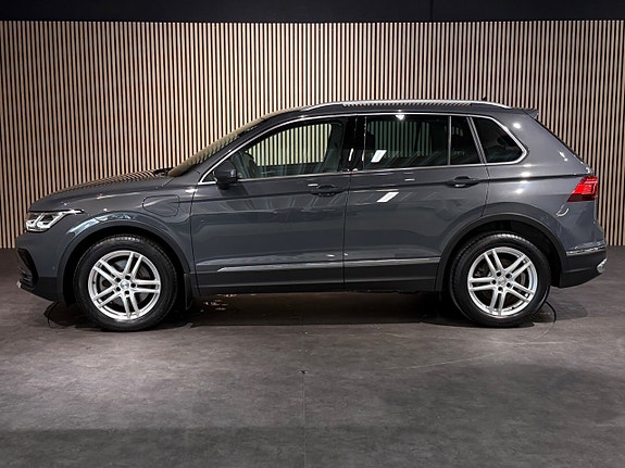 Volkswagen Tiguan 2 of 5