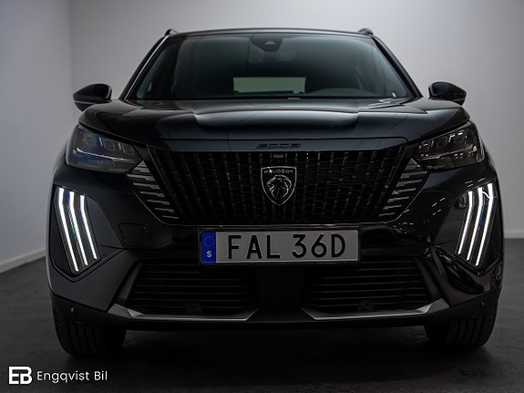 Peugeot 2008 2 of 5