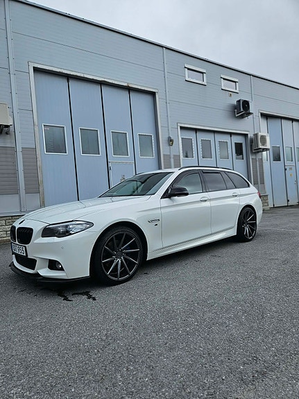 BMW 520d 2 of 4