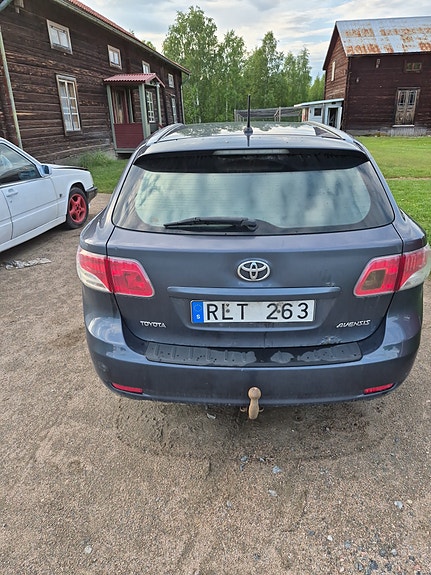 Toyota Avensis 3 of 5
