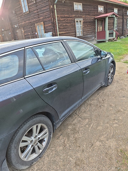 Toyota Avensis 2 of 5