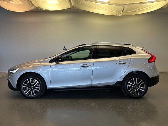 Volvo V40 Cross Country 2 of 5