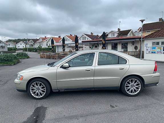 Volvo S60 2 of 5