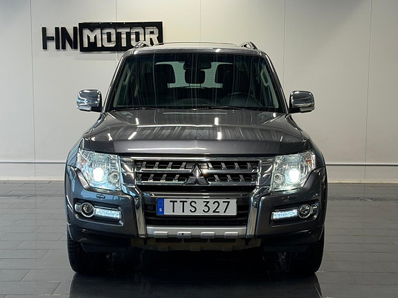 Mitsubishi Pajero 3 of 5