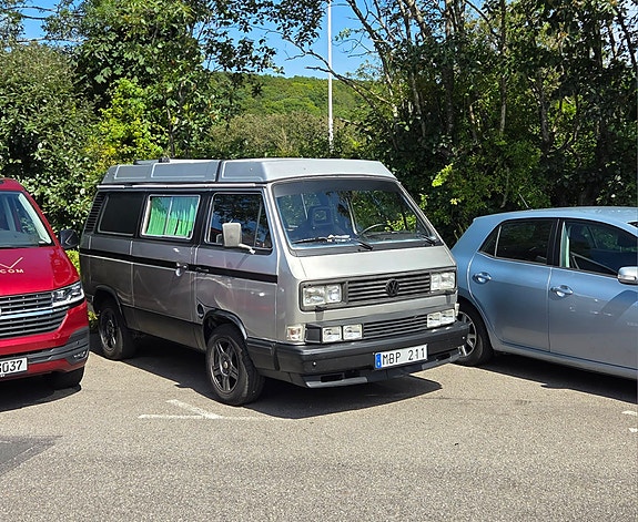 Volkswagen Caravelle 2 of 5