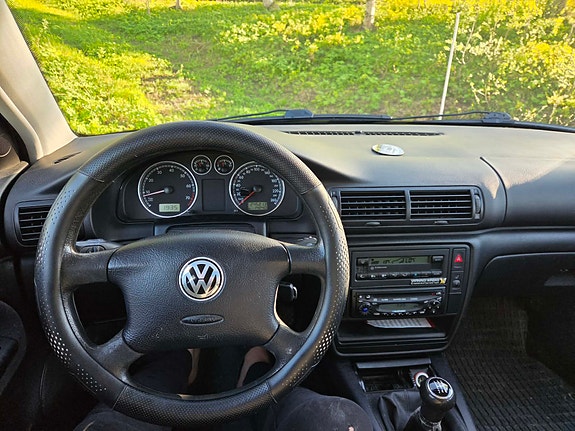 Volkswagen Passat 2 of 5