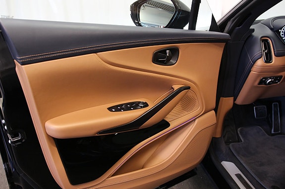 Aston Martin DBX 5 of 5