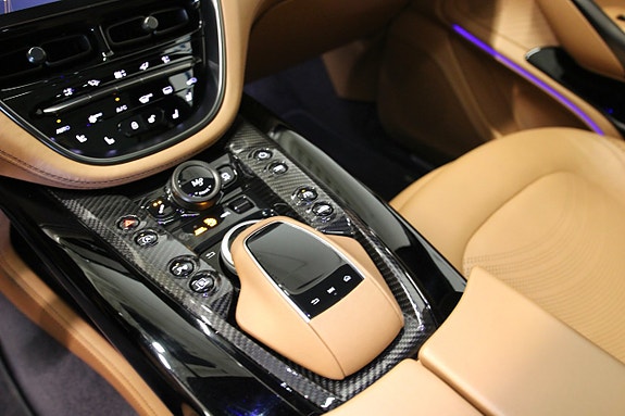 Aston Martin DBX 9 of 26