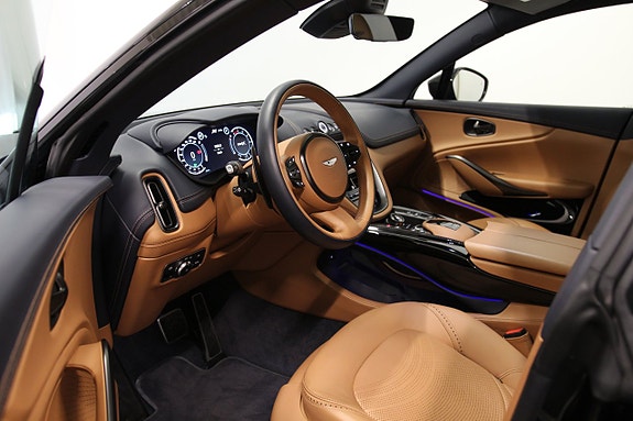 Aston Martin DBX 4 of 5
