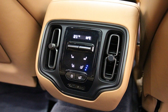 Aston Martin DBX 17 of 26
