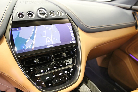 Aston Martin DBX 10 of 26