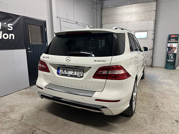 Mercedes-Benz ML350 4 of 5