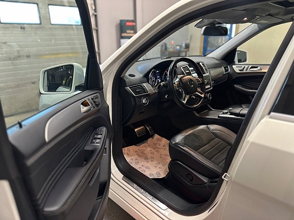 Mercedes-Benz ML350 7 of 30