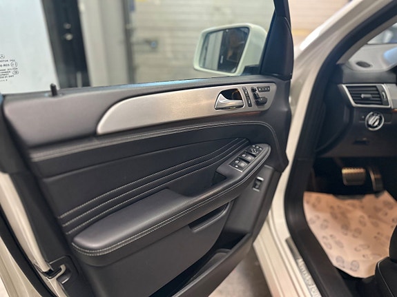 Mercedes-Benz ML350 8 of 30