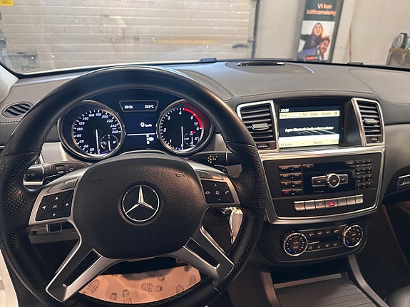 Mercedes-Benz ML350 12 of 30