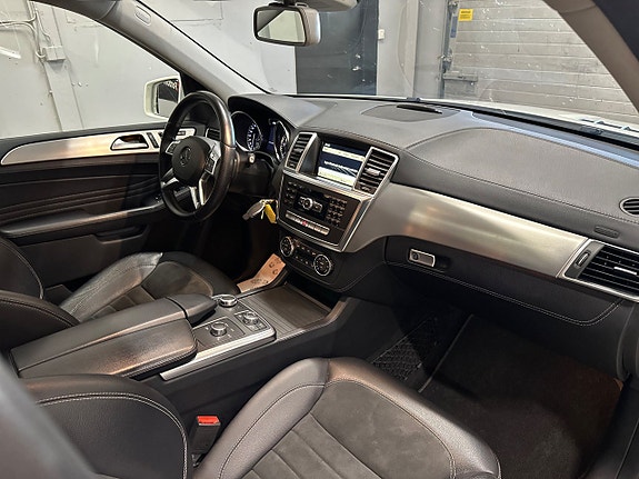 Mercedes-Benz ML350 23 of 30