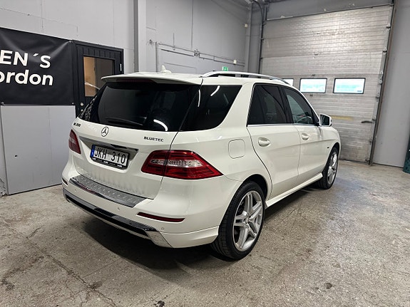 Mercedes-Benz ML350 3 of 5