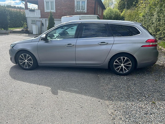 Peugeot 308 SW 2 of 5