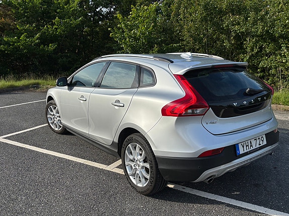 Volvo V40 Cross Country 2 of 5