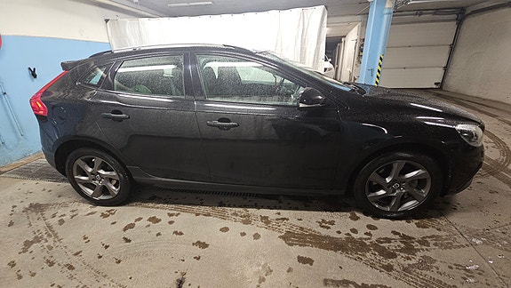 Volvo V40 Cross Country 2 of 5
