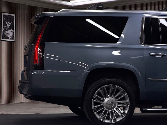 Cadillac Escalade 14 of 30
