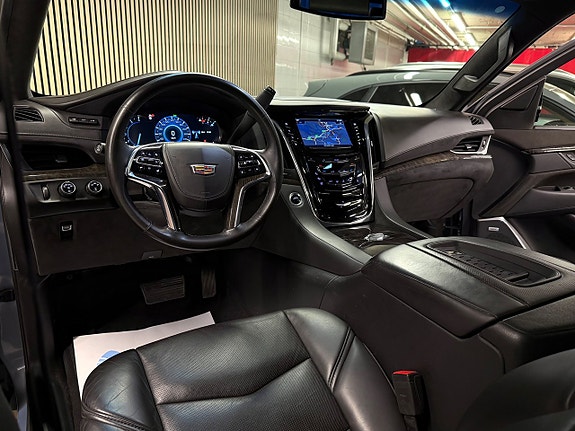 Cadillac Escalade 18 of 30