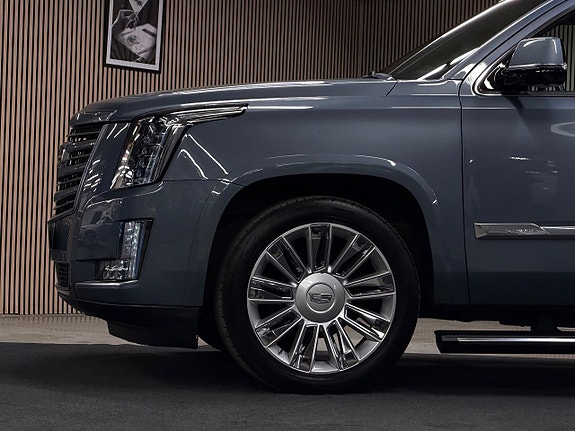 Cadillac Escalade 5 of 30