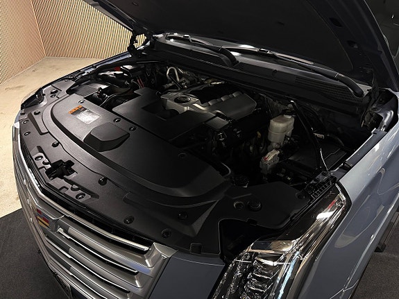 Cadillac Escalade 9 of 30