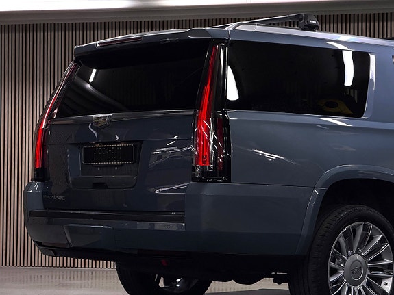 Cadillac Escalade 13 of 30