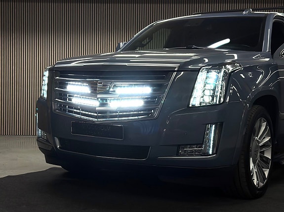 Cadillac Escalade 10 of 30