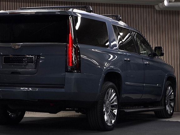 Cadillac Escalade 12 of 30