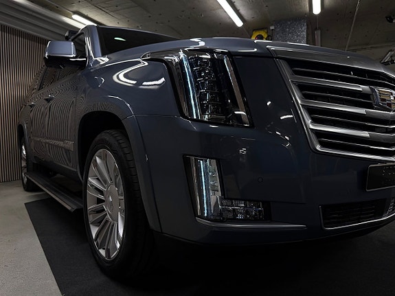 Cadillac Escalade 8 of 30