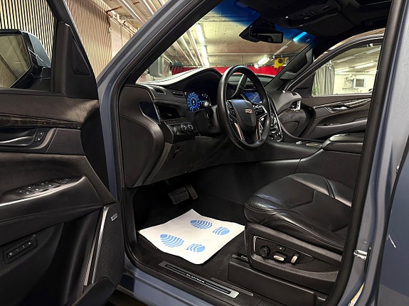 Cadillac Escalade 17 of 30