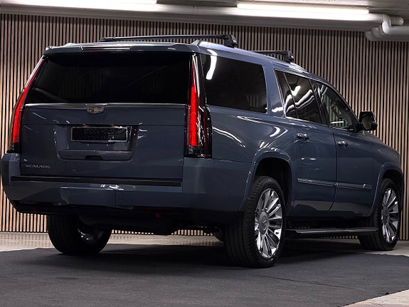 Cadillac Escalade 11 of 30