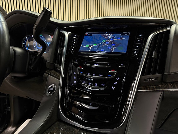 Cadillac Escalade 24 of 30