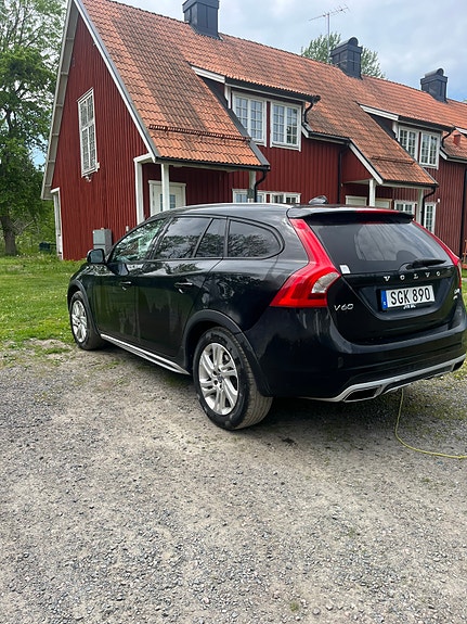Volvo V60 Cross Country 2 of 4