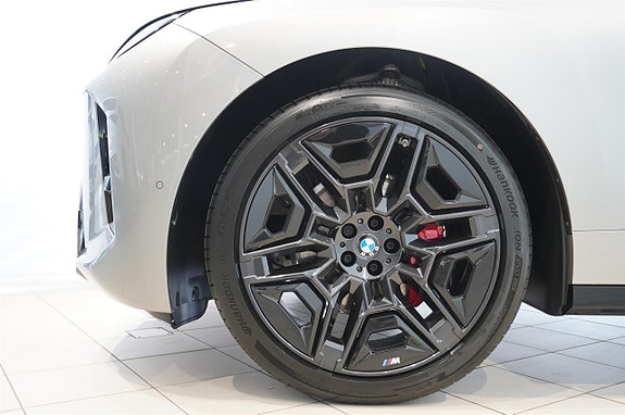 BMW iX 11 of 23